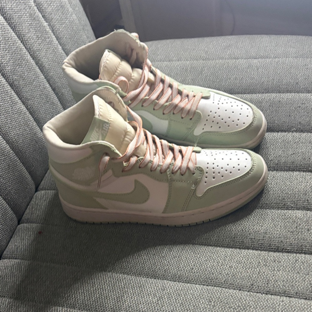 Nike High-Tops in Light Green and White